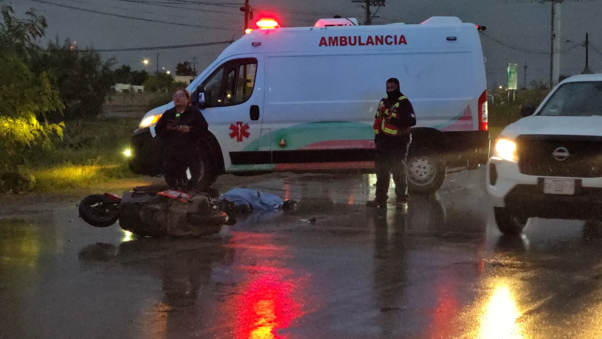 Elementos policiacos resguardan la escena del accidente