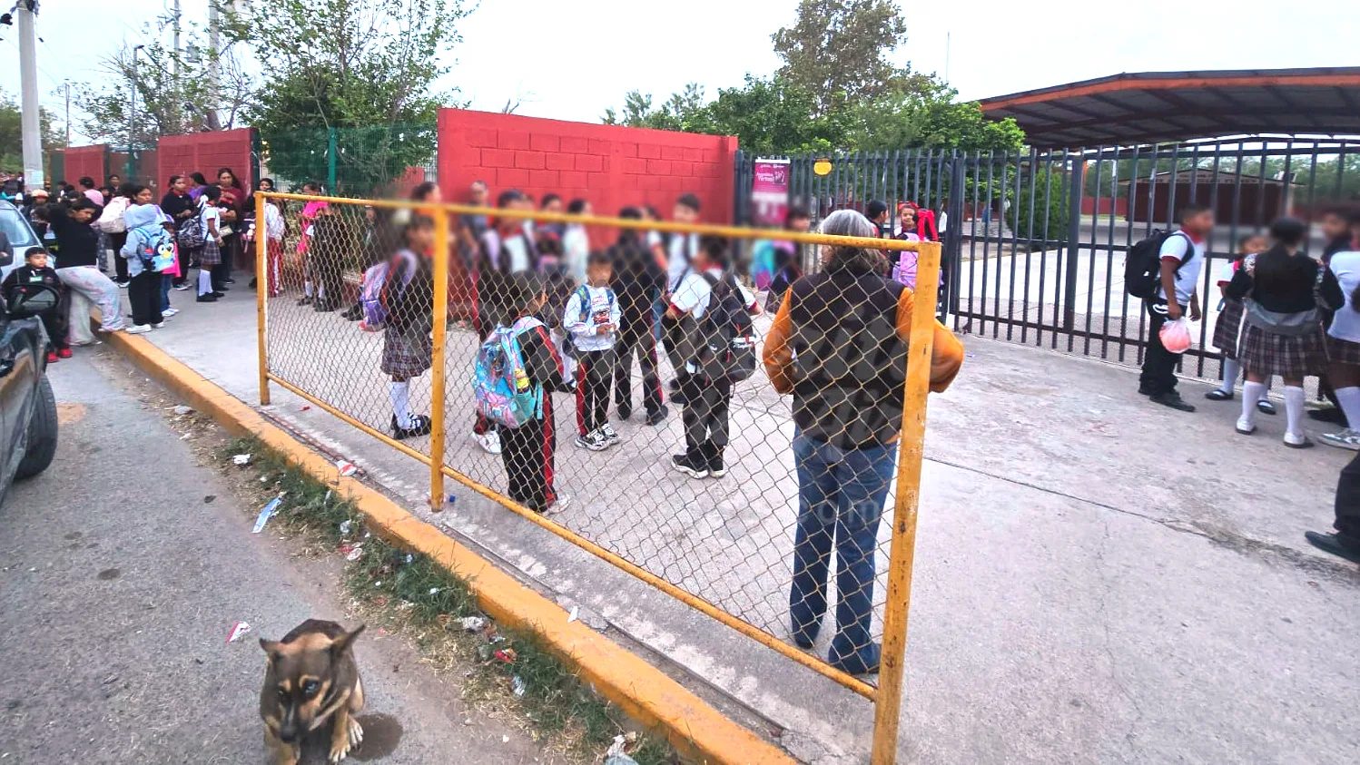 Los estudiantes no pudieron entrar a la escuela y algunos se retiraron.